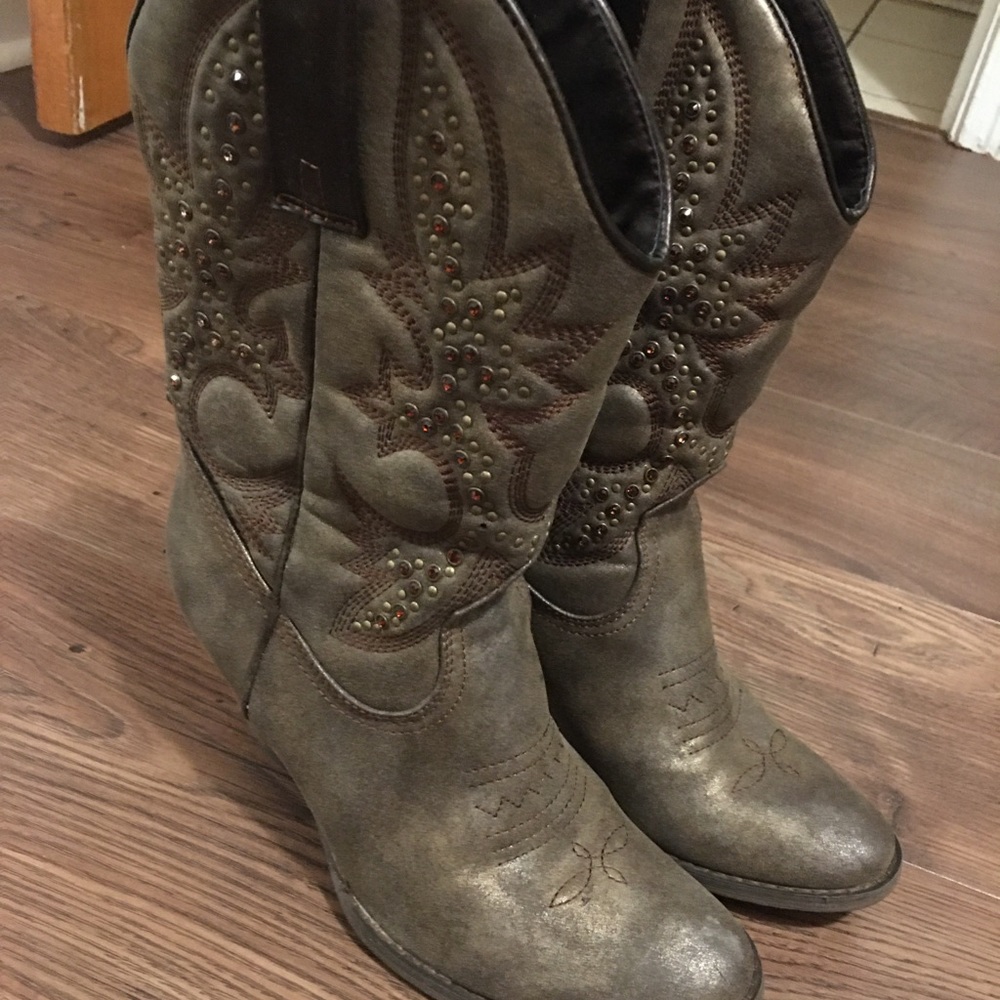 Very Volatile Western Boots